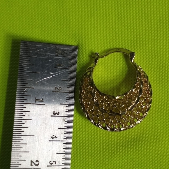 Goldtone basket Hoop filigree wire earrings - Picture 6 of 7